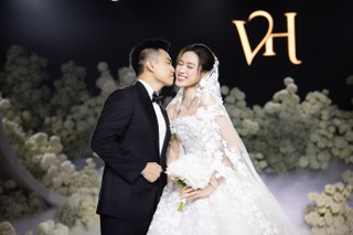 Hoa hậu Đỗ Thị Hà và chồng doanh nhân "khóa môi" tình tứ tại lễ cưới Hà Nội - 11