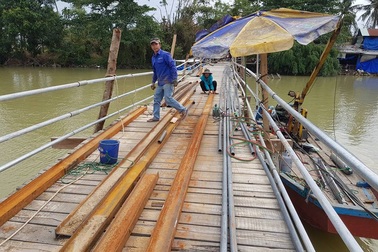 Hoàn thiện cầu gỗ bị lũ cuốn cho học sinh Nha Trang đi học