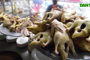 Quán ngan gié lâu đời ở Hà Nội, bà chủ U60 chặt luôn tay hàng trăm con/ngày