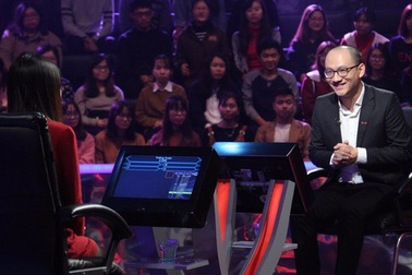 MC mới "Ai là triệu phú" run rẩy trong lần đầu lên sóng