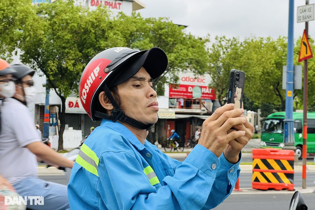 Người dân dừng xe kín đường xem hiện trường vụ cháy ở kênh Tàu Hủ - 3 Người dân dừng xe kín đường xem hiện trường vụ cháy ở kênh Tàu Hủ - 3