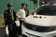Bắt giữ người đàn ông tàng trữ súng và ma túy trên ô tô