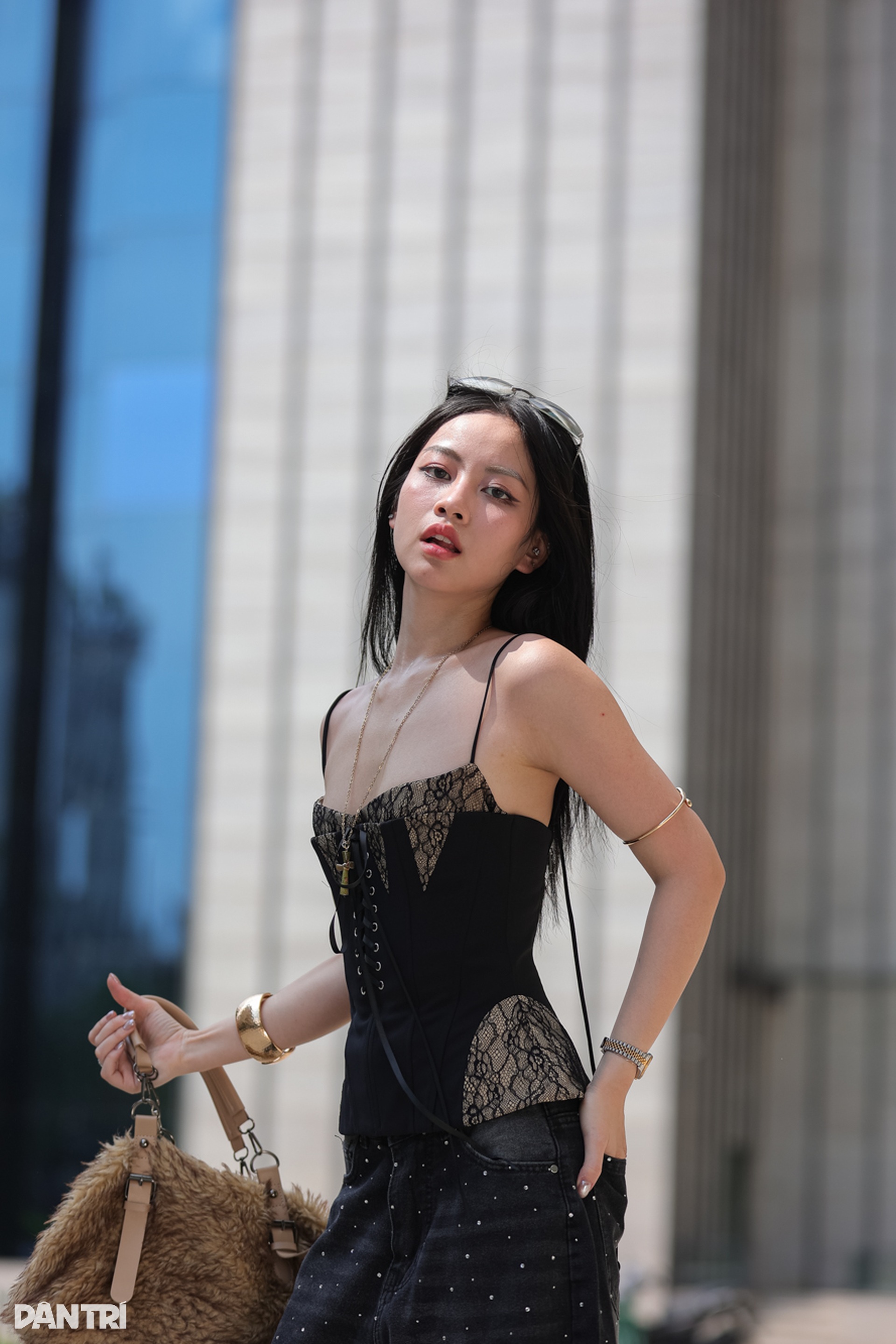 Cách phối áo corset gợi cảm, tôn dáng nhưng vẫn thanh lịch - 13