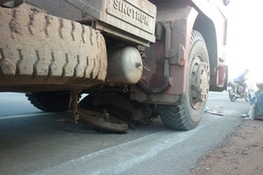 Bình Dương: Xe container cán chết gia đình 3 người