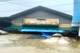 Chợ ngập đến mái trong đêm, nhiều tiểu thương chịu thiệt hại nặng