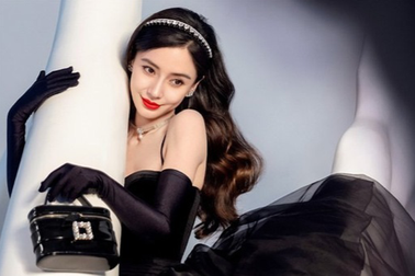 Khán giả đòi phong sát Angelababy sau đêm diễn nhạy cảm của Lisa