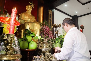 Tân Bí thư TPHCM Nguyễn Thiện Nhân thăm Bến Nhà Rồng