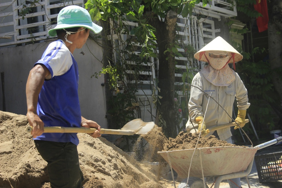 Người lao động chật vật mưu sinh dưới cái nắng như đổ lửa - 1 Người lao động chật vật mưu sinh dưới cái nắng như đổ lửa - 1