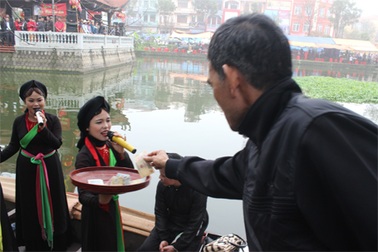 Không ngả nón, liền anh liền chị lại "ngả tráp xin tiền"