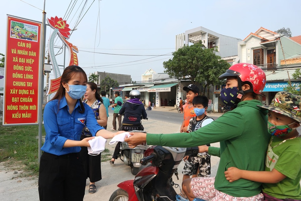 Hàng ngàn khẩu trang tự may được Đoàn, thể phát cho dân phòng dịch Covid-19 - 3 Hàng ngàn khẩu trang tự may được Đoàn, thể phát cho dân phòng dịch Covid-19 - 3