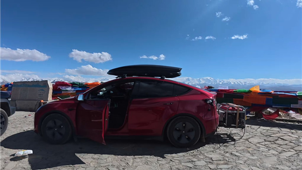 Cõng thêm máy phát, chiếc xe điện Tesla biến thành ô tô hybrid - 1 Cõng thêm máy phát, chiếc xe điện Tesla biến thành ô tô hybrid - 1