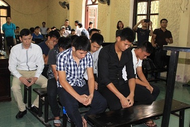 Các cầu thủ V.Ninh Bình e dè trước HĐXX và người tham dự phiên toà