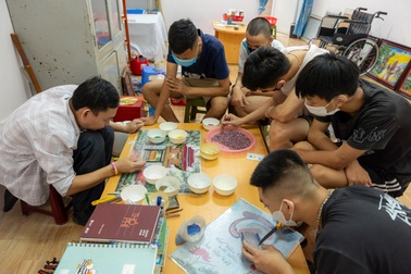 Thầy giáo khom lưng đứng lớp nuôi giấc mơ "7 số 0" cho người khuyết tật
