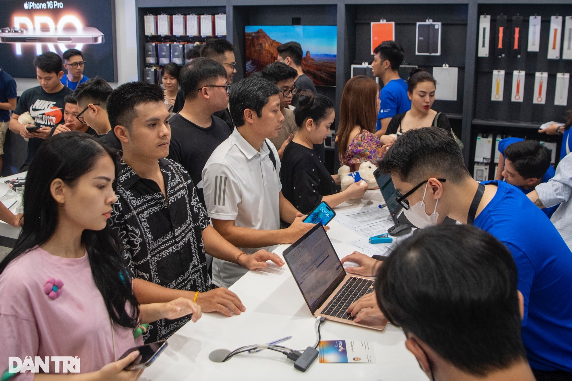 Màn cầu hôn đặc biệt trong ngày mở bán iPhone 16 tại Việt Nam - 7 Màn cầu hôn đặc biệt trong ngày mở bán iPhone 16 tại Việt Nam - 7