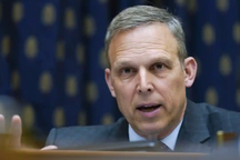 Đằng sau vụ FBI tịch thu điện thoại của nghị sĩ thân thiết với ông Trump