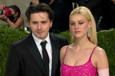 Brooklyn Beckham và bạn gái dự MET gala