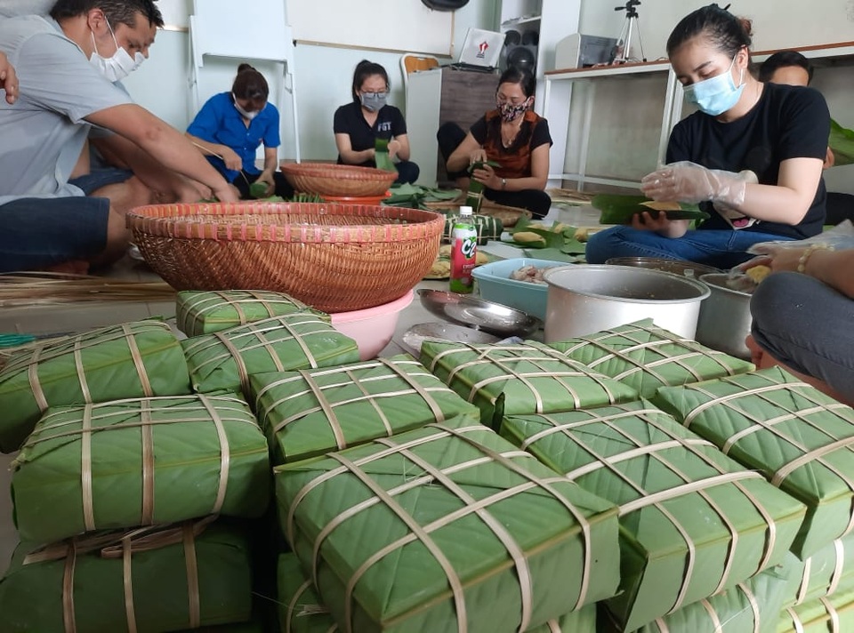 Đắk Lắk: Thầy giáo gói cả trăm chiếc bánh chưng gửi vào khu cách ly - 3 Đắk Lắk: Thầy giáo gói cả trăm chiếc bánh chưng gửi vào khu cách ly - 3