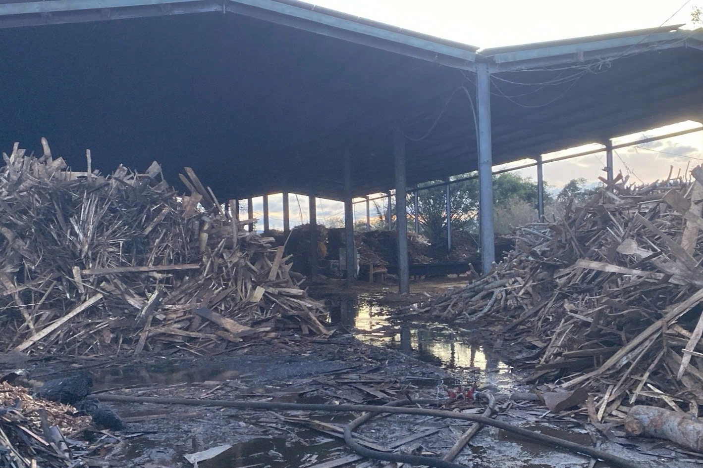 রাতে কাঠের তৈরি কারখানায় আগুন লেগেছে - ৩ Xưởng gỗ dăm bốc cháy ngùn ngụt trong đêm - 3