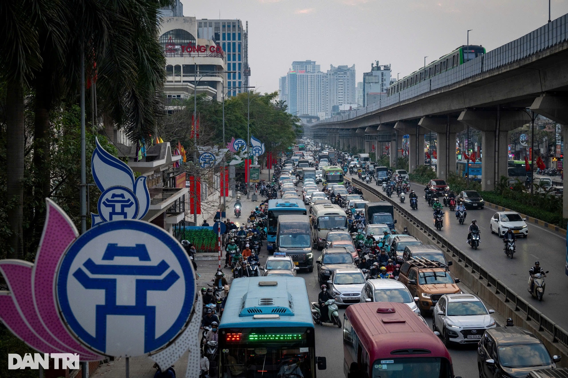 Đường phố Hà Nội, TPHCM ùn tắc cả ngày lẫn đêm dịp cận Tết Nguyên đán - 1 Đường phố Hà Nội, TPHCM ùn tắc cả ngày lẫn đêm dịp cận Tết Nguyên đán - 1