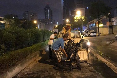 Hà Nội: CRV kéo lê xe máy, 2 xe cùng bốc cháy