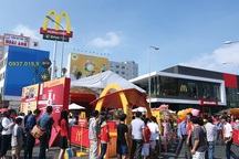 Starbucks, McDonald’s vào Việt Nam: Chỉ như… bão qua làng