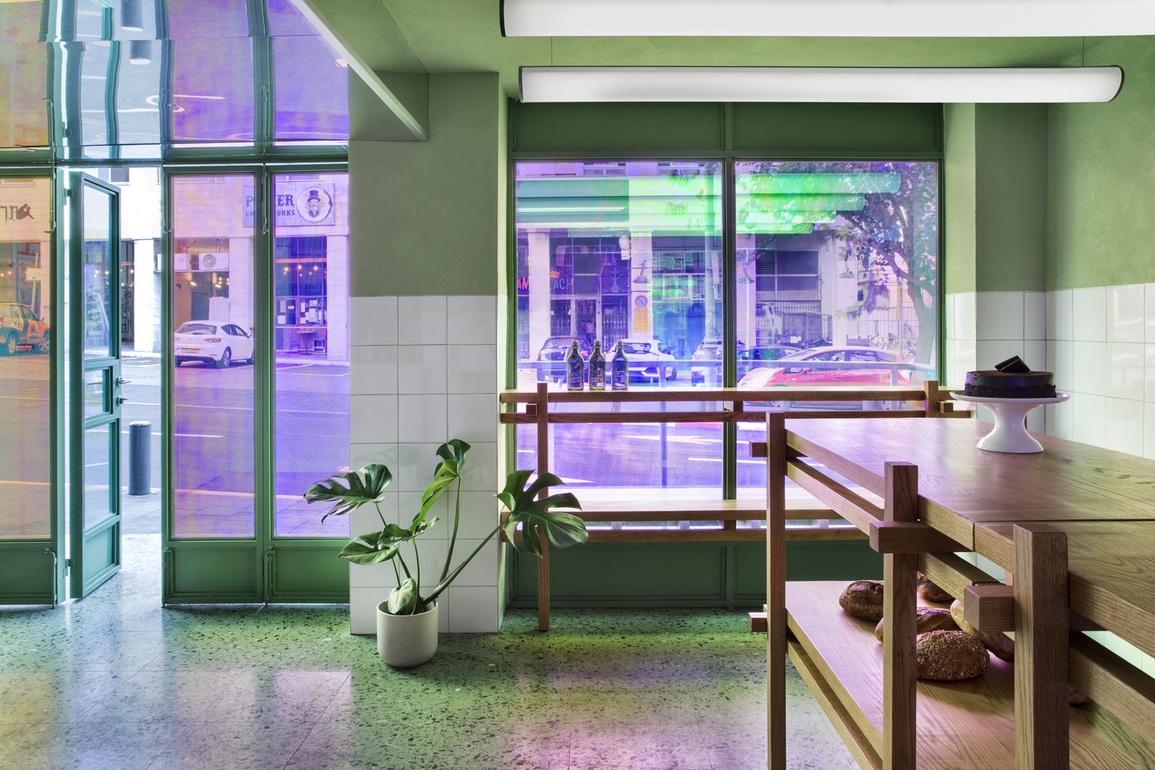Tuyệt chiêu hút khách bằng màu sắc của quán cà phê có mặt tiền nhảy múa - 3 Tuyệt chiêu hút khách bằng màu sắc của quán cà phê có mặt tiền nhảy múa - 3