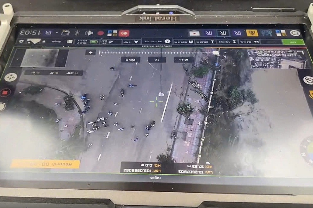 Ngập lụt hoành hành, nên chăng lập các đội drone cứu hộ chuyên nghiệp? - 2