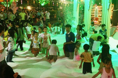 Hào hứng... chen nhau đón Giáng sinh