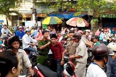 Vụ nữ công nhân quật ngã tên cướp giữa đường: Bắt thêm 1 nghi phạm