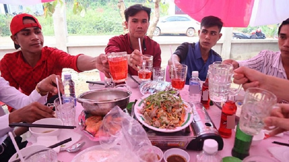 Ngày tết uống nhiều nước ngọt coi chừng hư răng - 1 Ngày tết uống nhiều nước ngọt coi chừng hư răng - 1