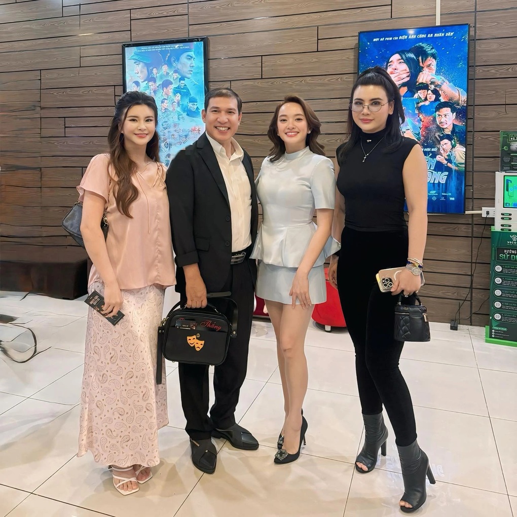 Nhan sắc của NSƯT Kim Oanh sau khi bỏ hơn 1 tỷ đồng phẫu thuật thẩm mỹ - 3 Nhan sắc của NSƯT Kim Oanh sau khi bỏ hơn 1 tỷ đồng phẫu thuật thẩm mỹ - 3