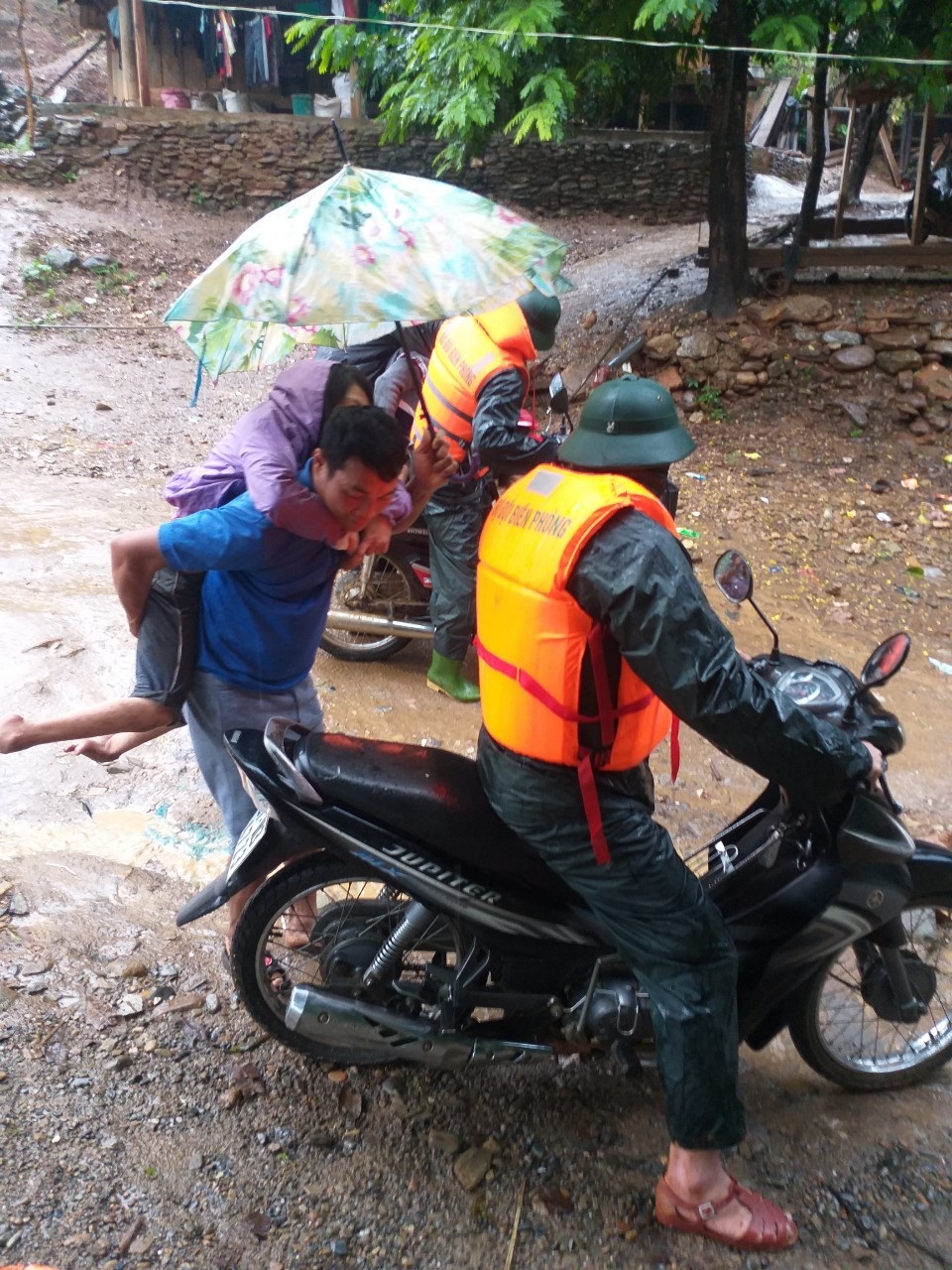 Ám ảnh những ngôi nhà nước lũ dâng tận nóc ở Nghệ An - 24 Ám ảnh những ngôi nhà nước lũ dâng tận nóc ở Nghệ An - 24