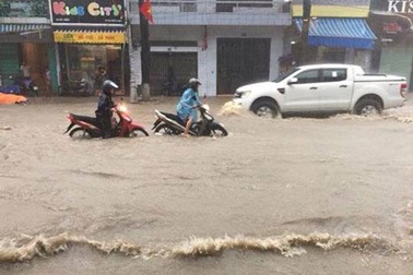 Quảng Ninh bất ngờ mưa lớn, đường ngập nặng, cảnh báo lũ quét