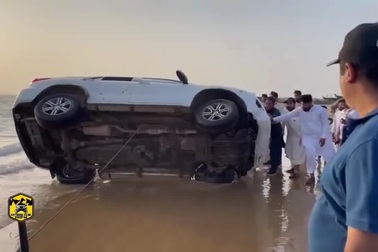 Drift trên bãi biển, xe Fortuner ngã lăn kềnh