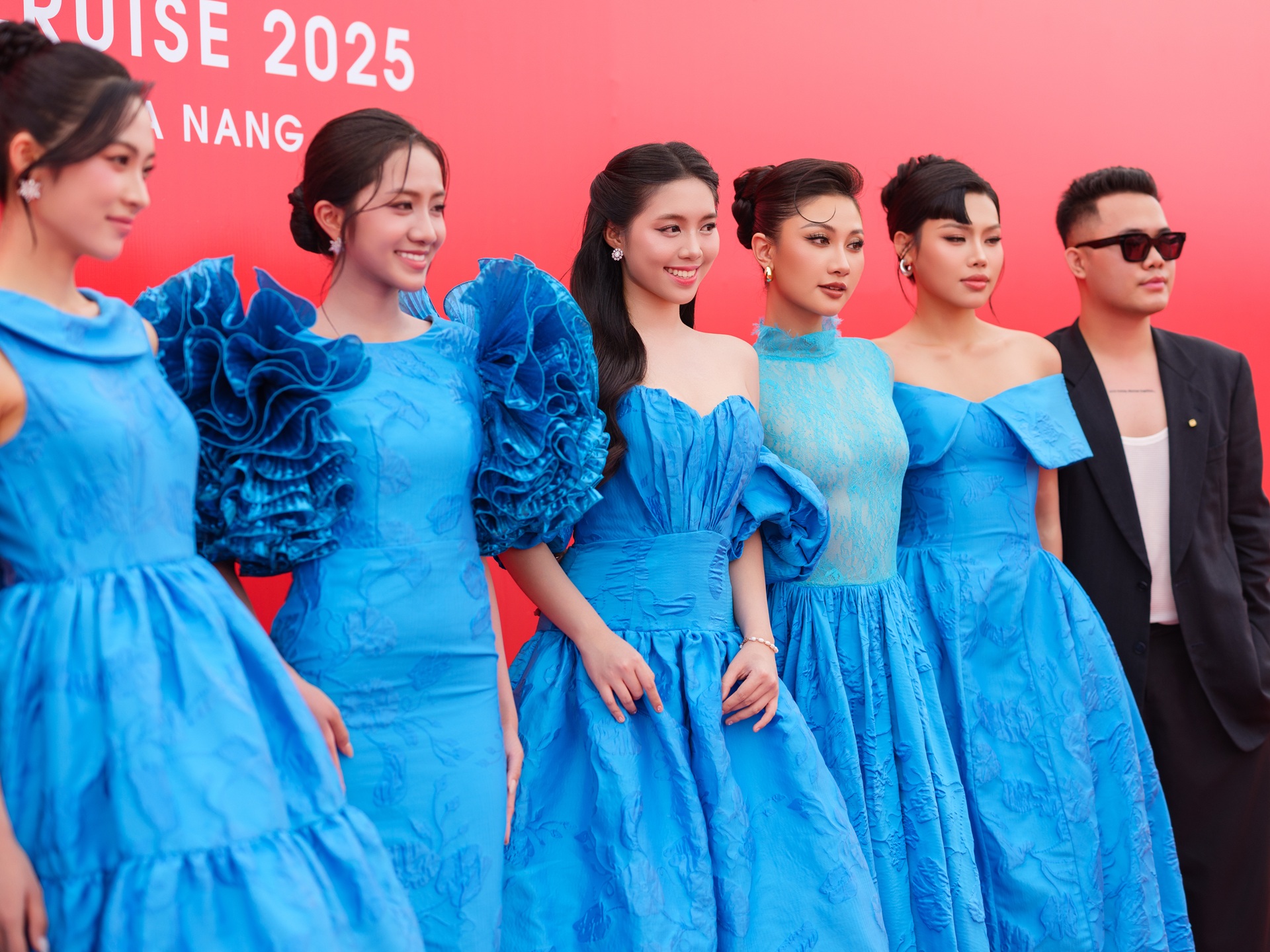 Thanh Lam và chồng bác sĩ sánh đôi dự show thời trang bên bờ sông Hàn - 1 Thanh Lam và chồng bác sĩ sánh đôi dự show thời trang bên bờ sông Hàn - 1