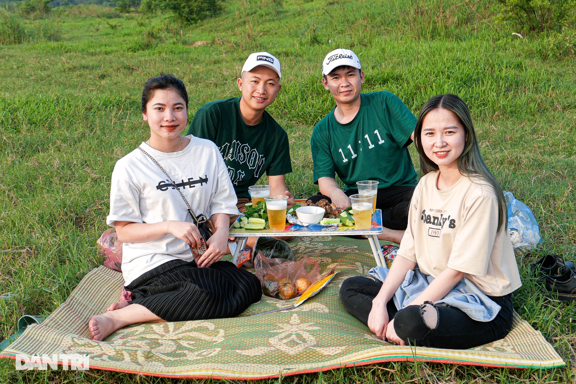 Người Hà Nội lái ô tô đổ ra ngoại thành cắm trại, nướng thịt đông nghịt - 7 Người Hà Nội lái ô tô đổ ra ngoại thành cắm trại, nướng thịt đông nghịt - 7