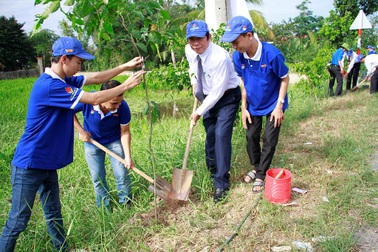 MC DV Quyền Linh cùng sơn Spec làm đẹp môi trường Long An