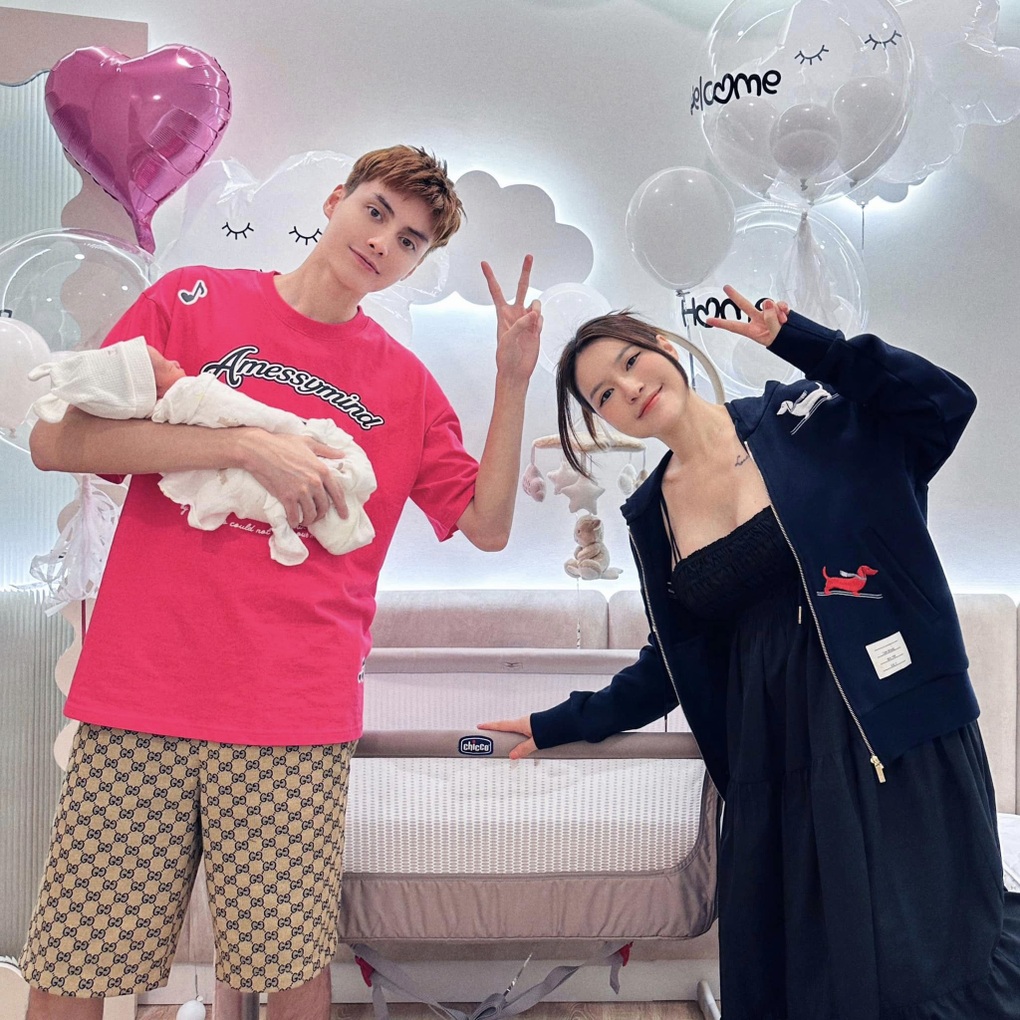 Lucie Nguyễn xúc động khi được ông xã Tuấn Dương tặng vườn hoa hướng dương - 2 Lucie Nguyễn xúc động khi được ông xã Tuấn Dương tặng vườn hoa hướng dương - 2