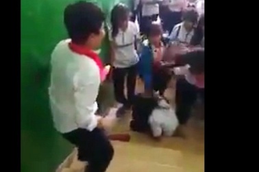 Bị đánh vì chia sẻ clip nữ sinh đánh nhau lên mạng xã hôi