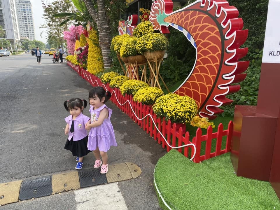 Chị em cùng nhau du Xuân