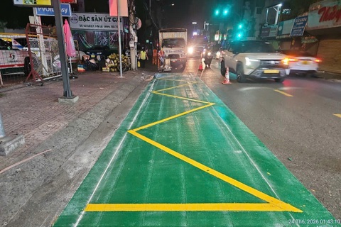 TPHCM phủ sơn phản quang điểm dừng xe buýt