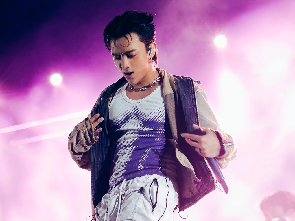 Binz lúng túng khi được người hâm mộ tổ chức sinh nhật ngay trên sân khấu - 3 Binz lúng túng khi được người hâm mộ tổ chức sinh nhật ngay trên sân khấu - 3