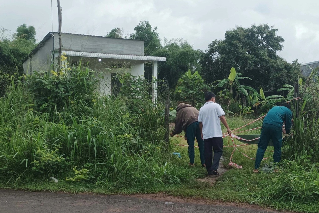 Người phụ nữ bị quấn bằng nhiều quần áo, chết cháy trong phòng tắm - 1