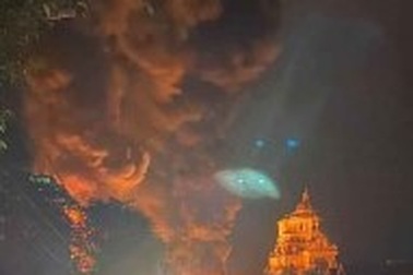 Kho chứa lốp và dầu thải cháy lớn, khói đen ngùn ngụt phủ kín vùng trời