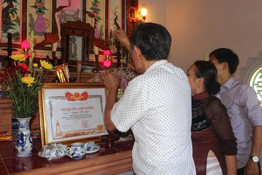 Vụ có tên trên Đài tưởng niệm nhưng không được công nhận liệt sĩ: Con trai đón nhận Bằng "Tổ quốc ghi công" của cha