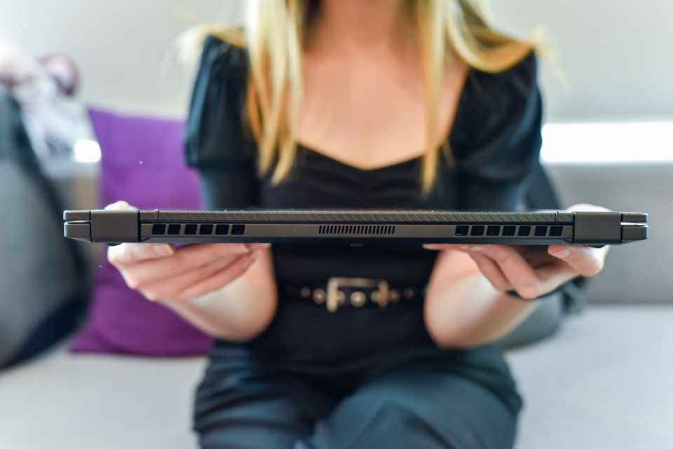 Cận cảnh ROG Flow X13: laptop gaming mỏng nhẹ, xoay gập 360 độ - 2 Cận cảnh ROG Flow X13: laptop gaming mỏng nhẹ, xoay gập 360 độ - 2