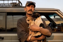 Thoát chết khỏi “biển lửa” cháy rừng ở California nhờ chạy theo cáo