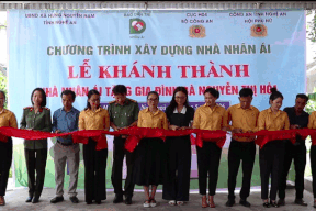 Người phụ nữ góa bụa, mất một tay bật khóc ngày khánh thành nhà Nhân ái