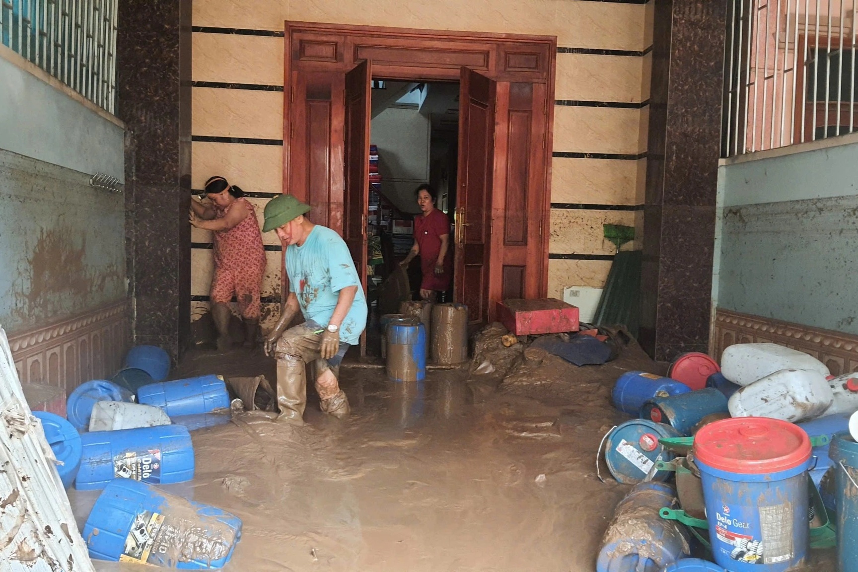 Bùn rác bủa vây, nhà dân xơ xác, bản làng tan hoang khi lũ rút - 7