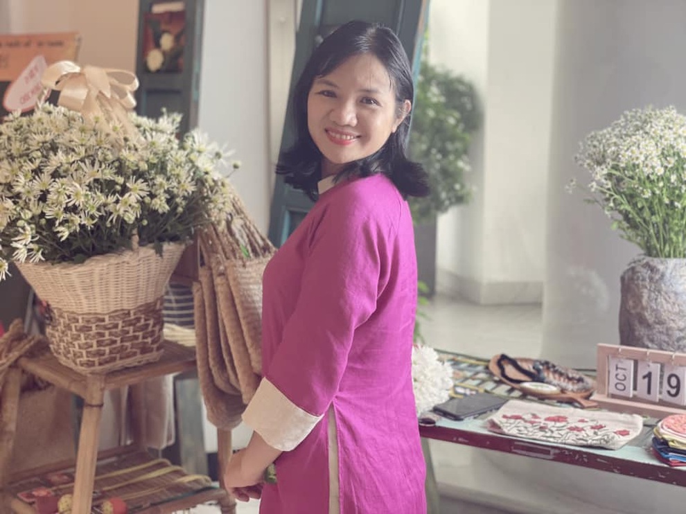 Người phụ nữ dành cả thanh xuân để gói ân tình vào đặc sản xứ Huế - 1 Người phụ nữ dành cả thanh xuân để gói ân tình vào đặc sản xứ Huế - 1